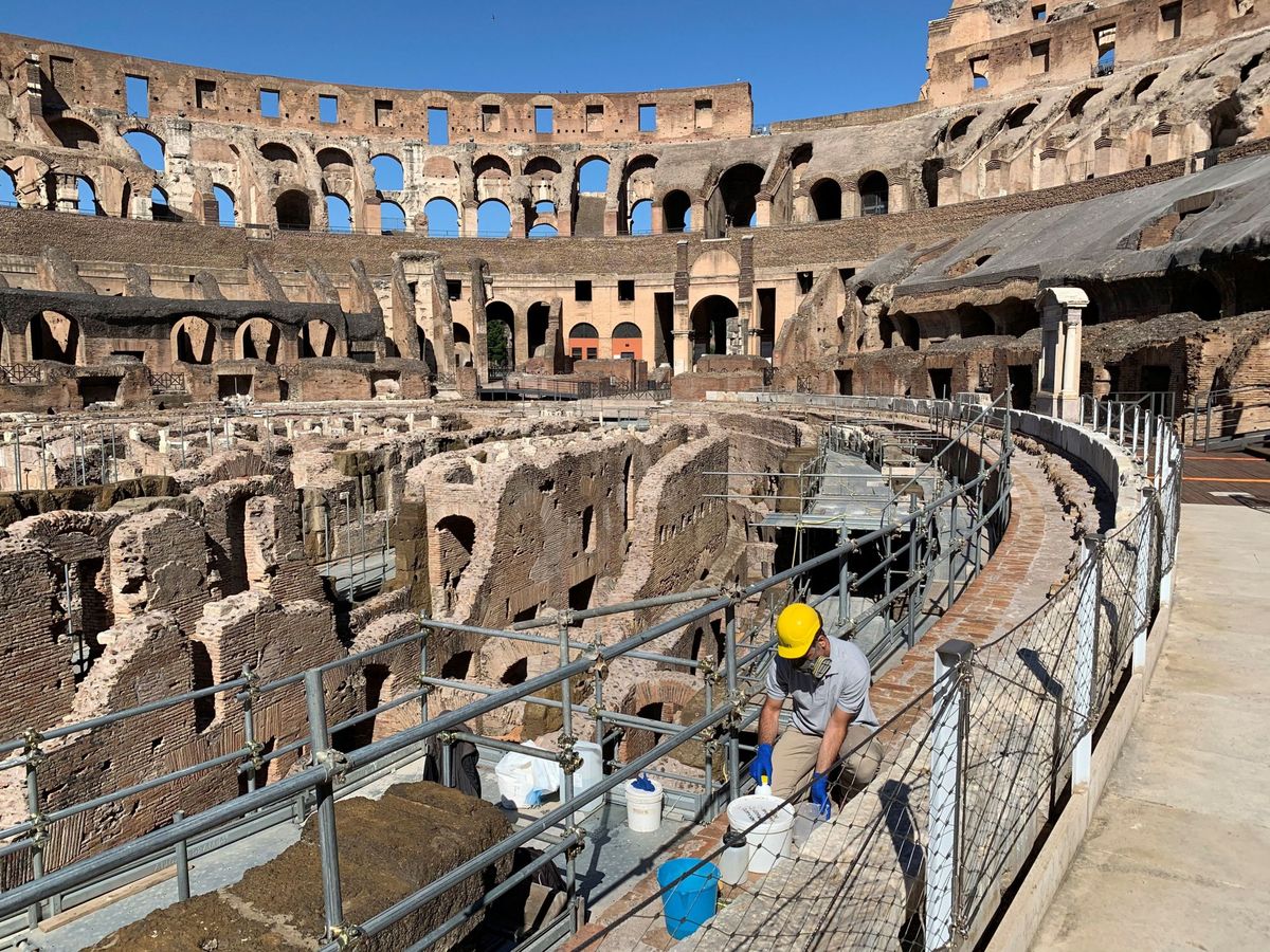 El Coliseo romano saca de sus tuberías los restos de sus últimos espectáculos