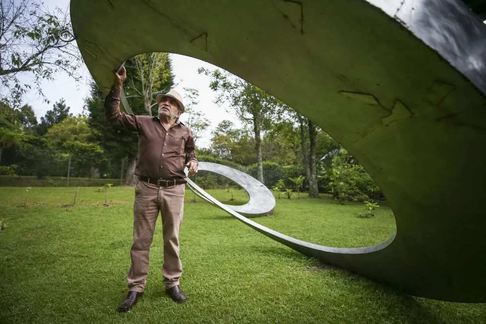 Un escultor ecuatoriano exhibirá la Luna y el Sol en una plaza pública