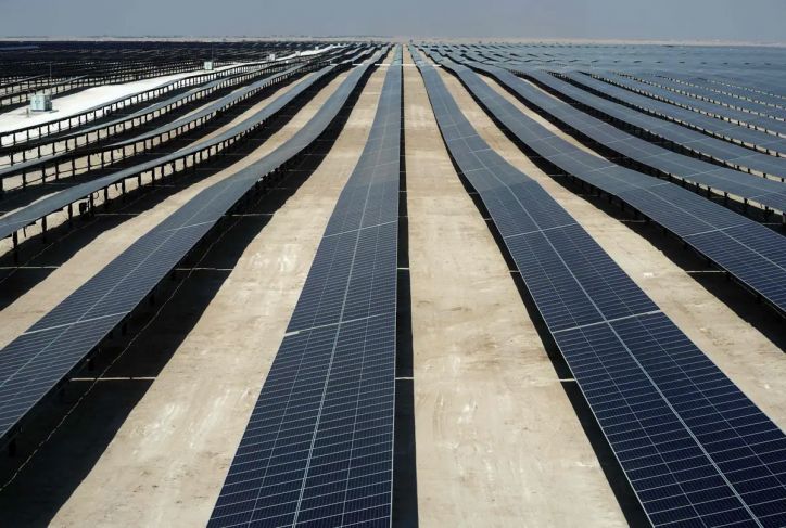 Conoce la primera planta de energía solar en Catar