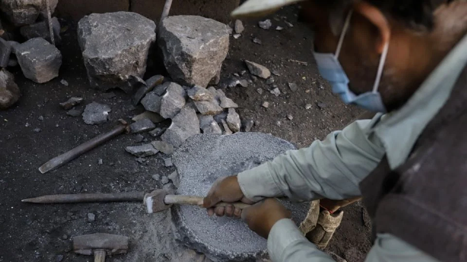 Artesanos mexicanos usan las piedras volcánicas para crear arte