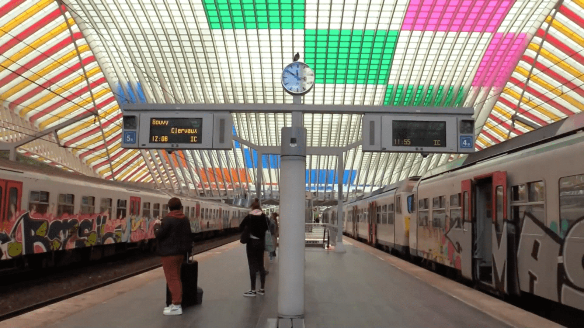 El artista Daniel Buren colorea la estación de Calatrava en Lieja