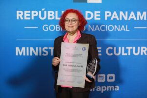 Foto-Marina-Murai-con-el-premio-comunicadora-social-del-año-2022