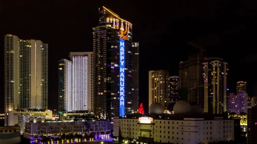 Una animación digital en una torre de 60 pisos celebra Hanukkah en Miami