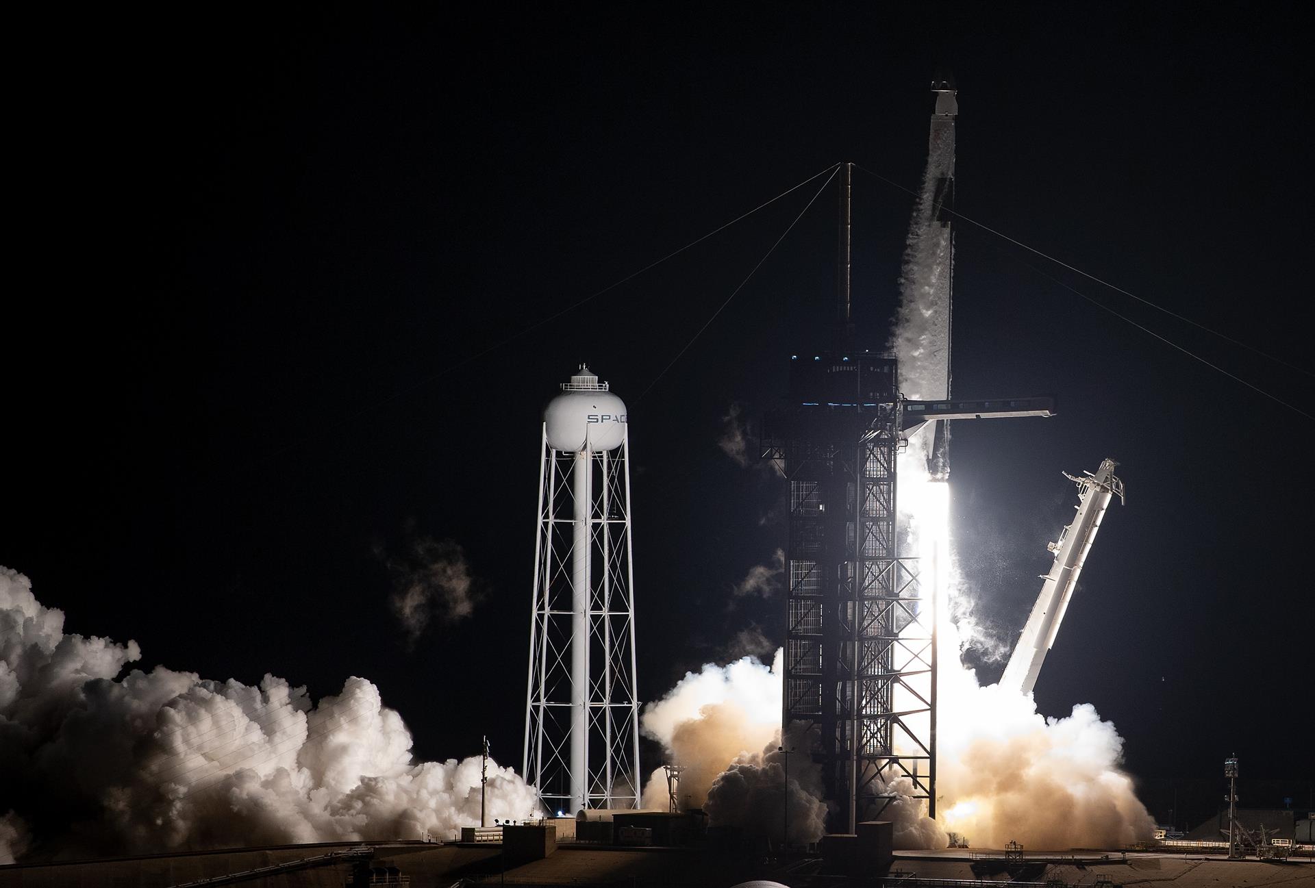 SpaceX lanza los primeros 54 satélites de nueva generación de la red Starlink