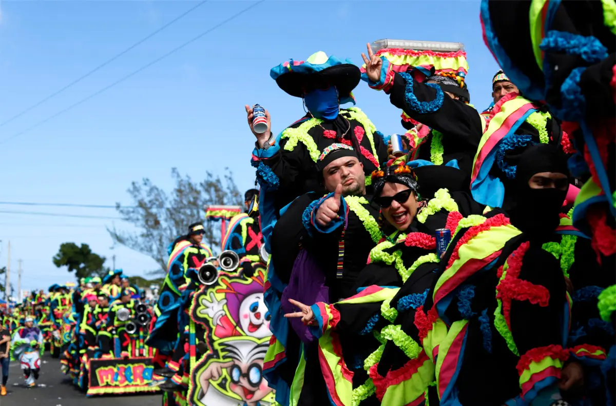 Tradicional festival de máscaras reúne a miles de personas en Puerto Rico