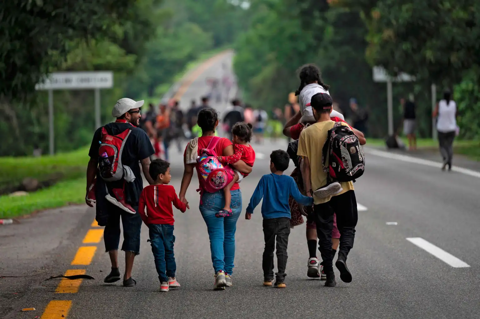 Miles de migrantes esperan el permiso de tránsito impuesto por México