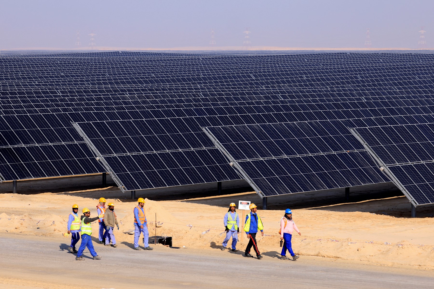 Emiratos pondrá en funcionamiento una de las centrales solares más grandes del mundo