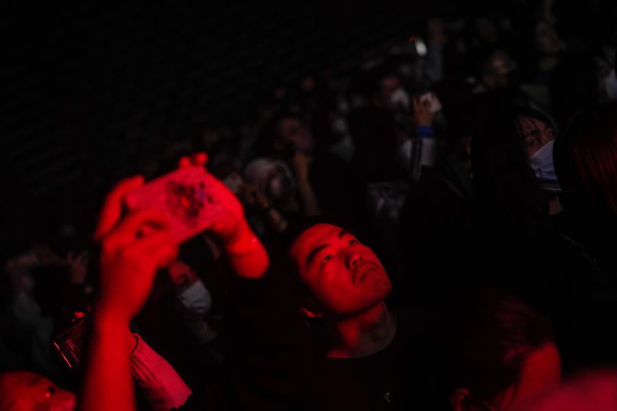 Multitudes chinas celebran el fin de año pese a la mortífera ola de contagios