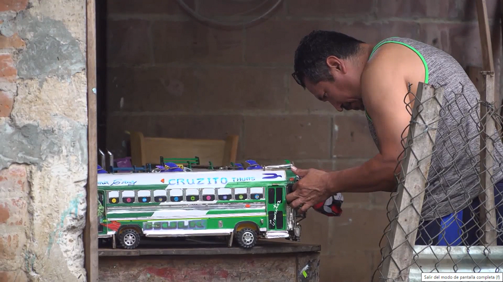 Carlos Aguilar, el salvadoreño que hace réplicas de autobuses con reciclado