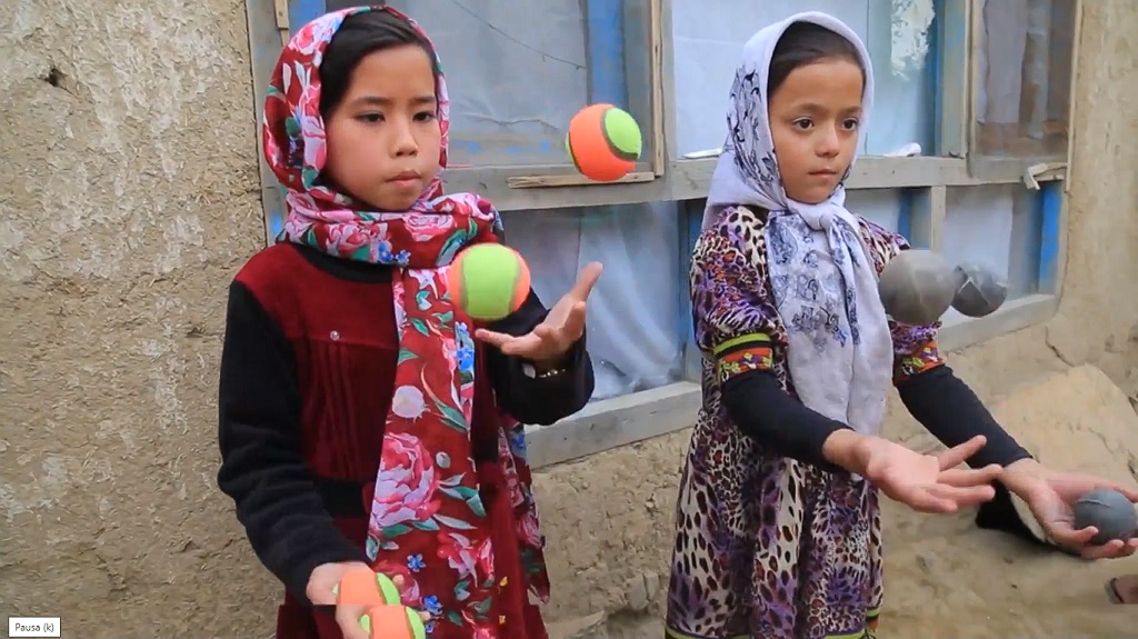 Dos hermanas afganas enseñan habilidades circenses a niños de su comunidad