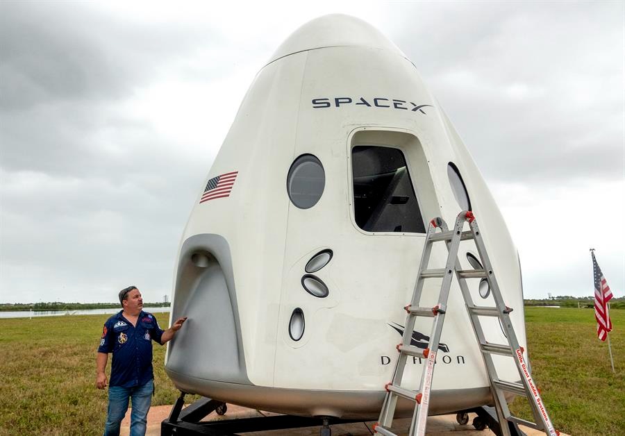 Una nave Dragon de SpaceX regresa de la EEI con material científico