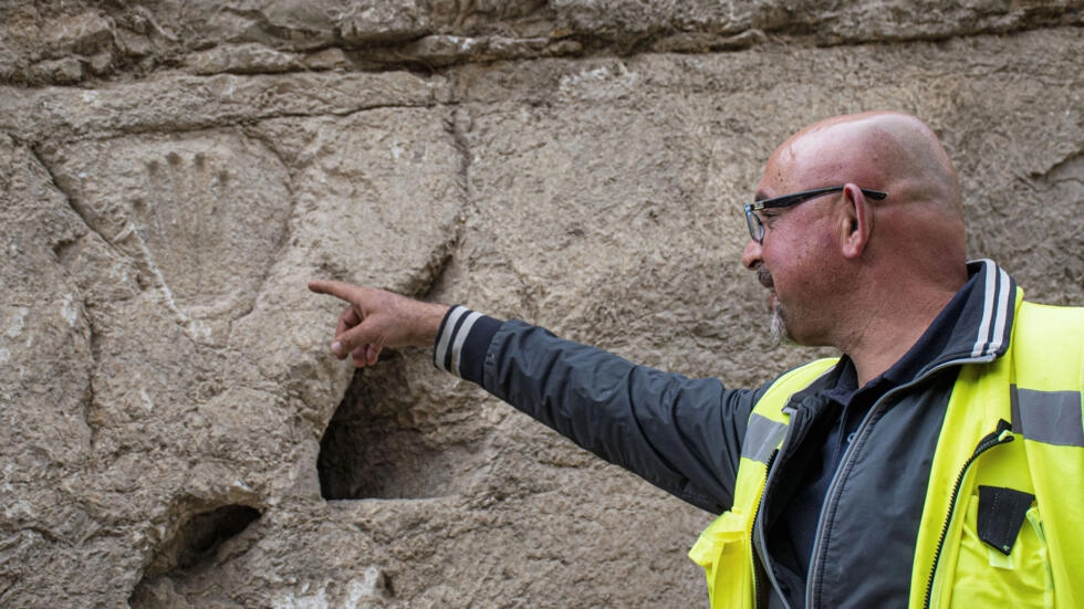 Arqueólogos investigan significado de una mano tallada en piedra en Jerusalén