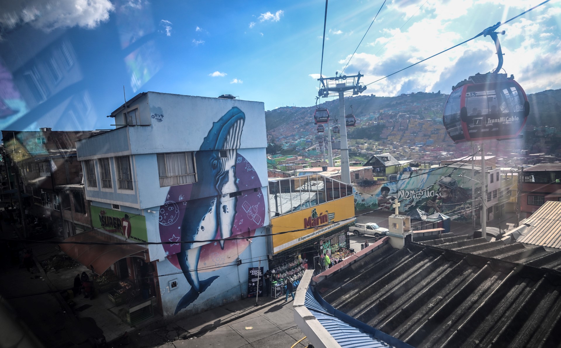 Duelo de grafitis en una barriada de Bogotá