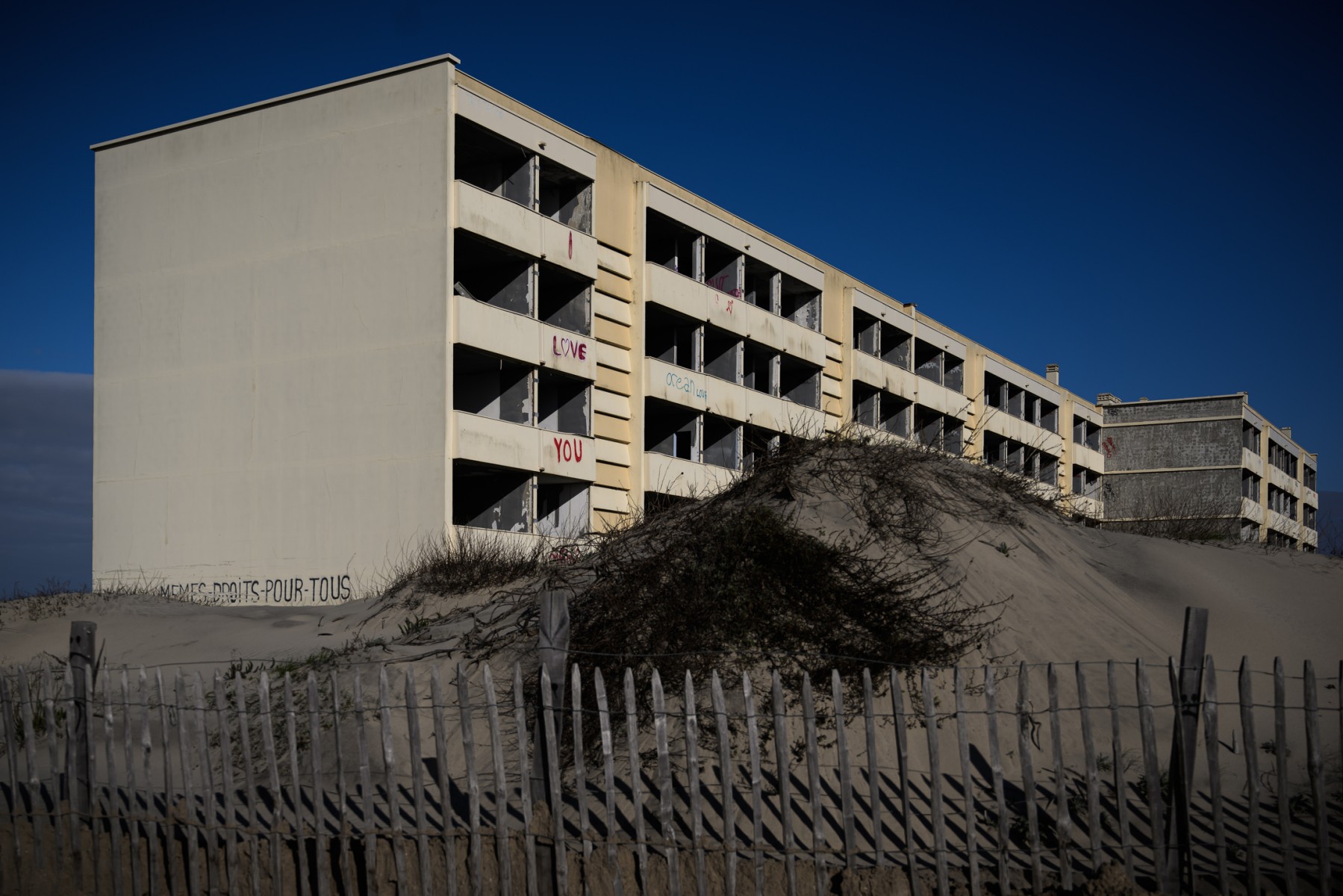 Francia destruye edificios costeros amenazados por la erosión