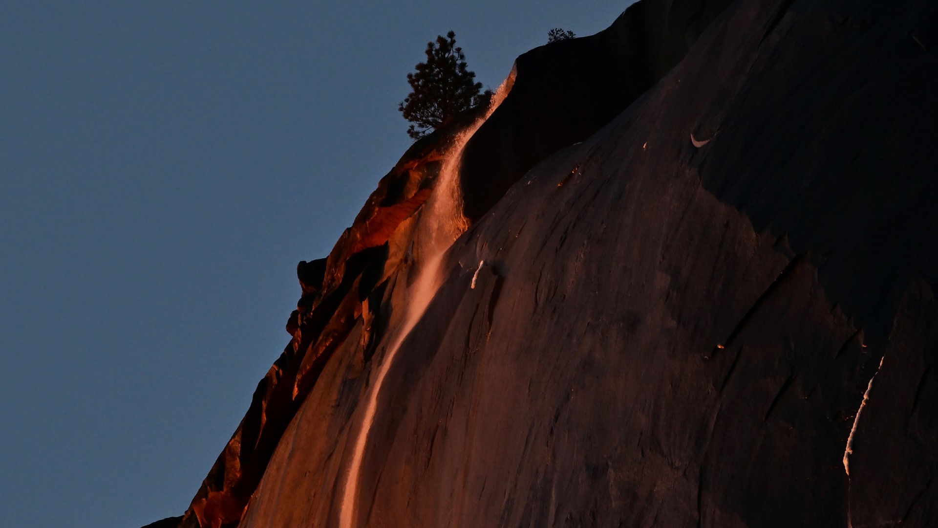 Una «cascada de fuego» vuelve a iluminar el parque de Yosemite