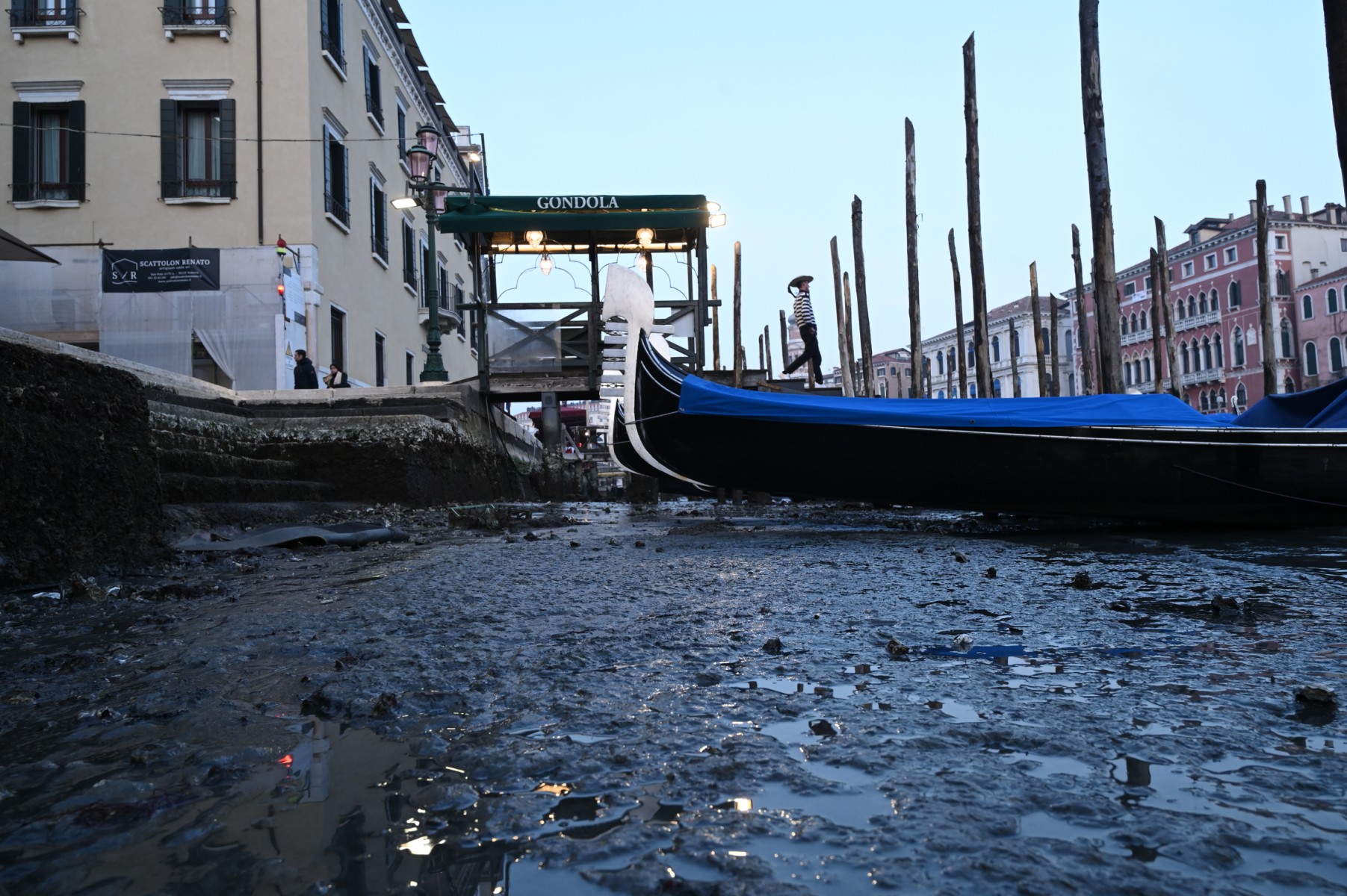 Un fenómeno de bajas mareas seca a los canales de Venecia