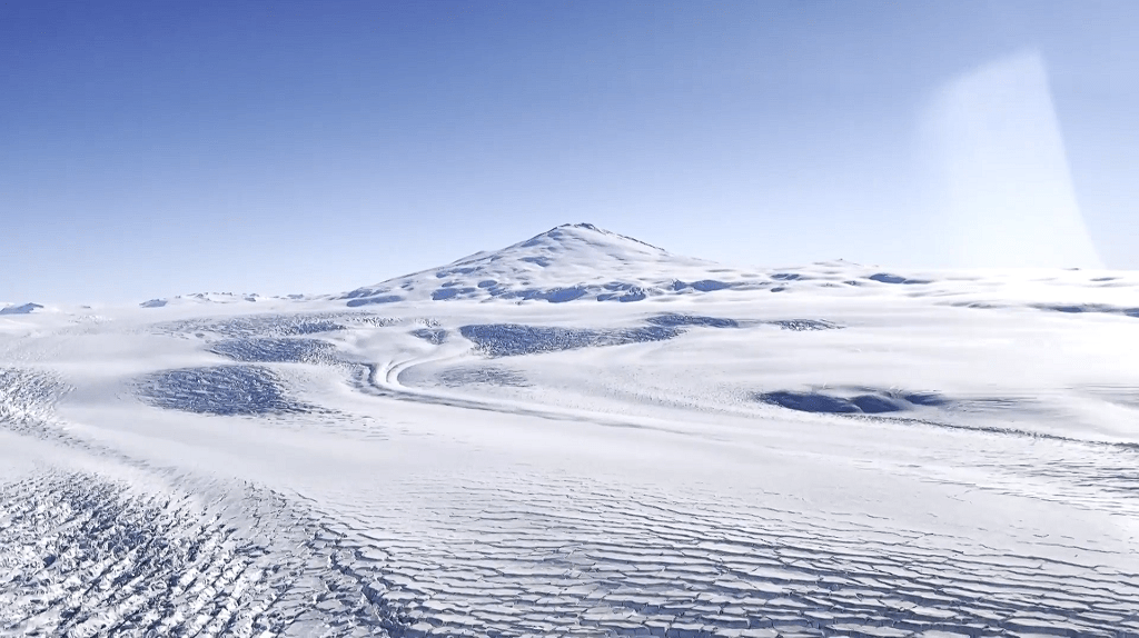 Dentro de cuevas de hielo monitorean la actividad volcánica en la Antártida