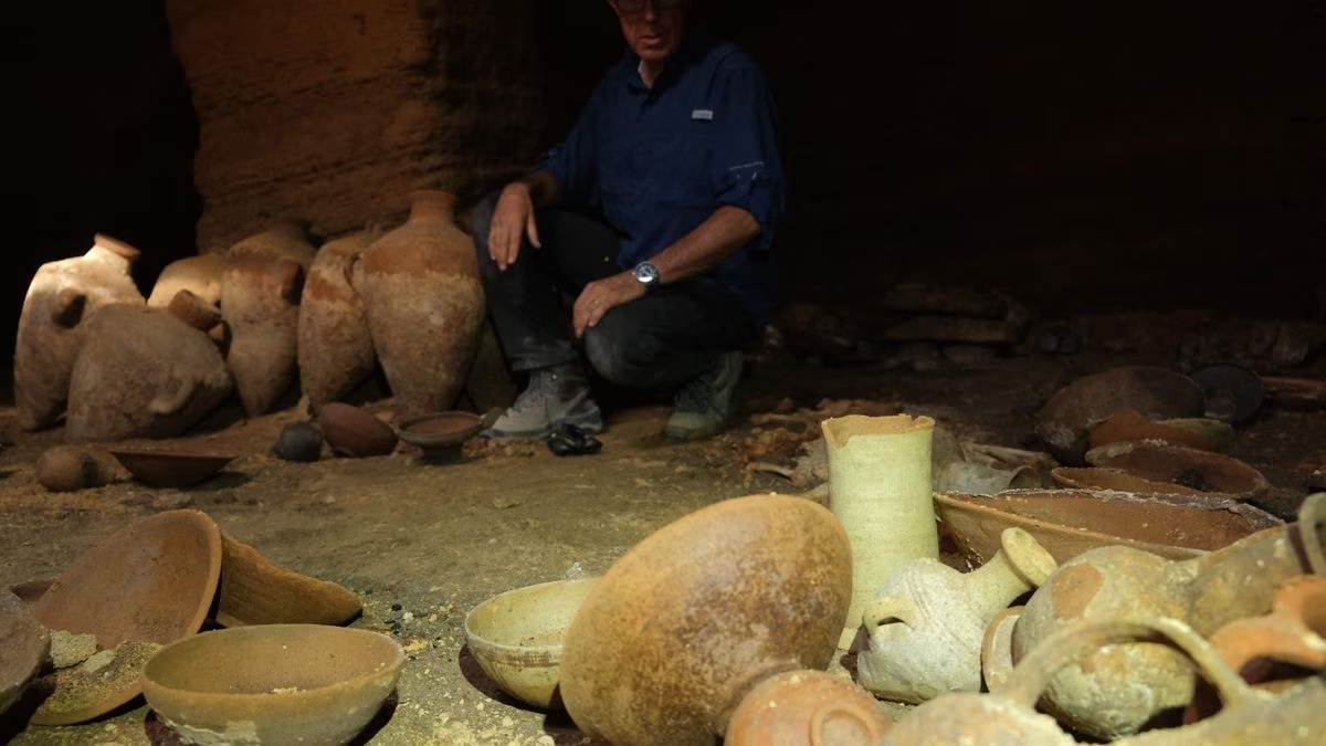 Israel revela una de las cuevas funerarias más impresionantes