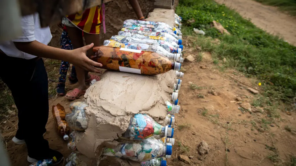 Una alternativa ecológica: Venezuela usa las botellas de plástico para construir