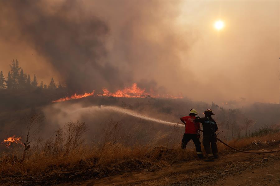 Bajan a 21 los fuegos importantes activos en Chile, la cifra más baja del año