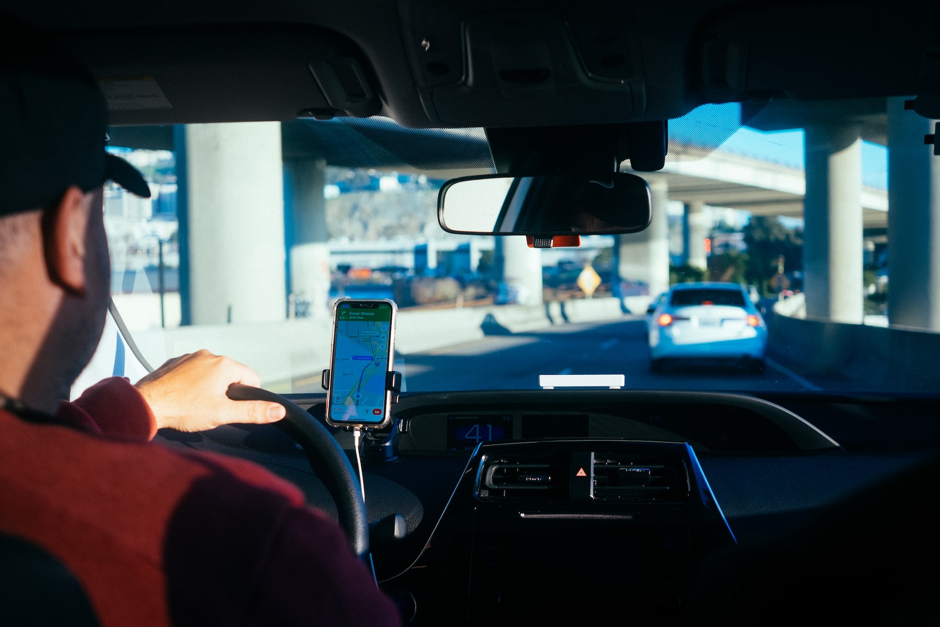 El uso del teléfono celular mientras se maneja provoca accidentes