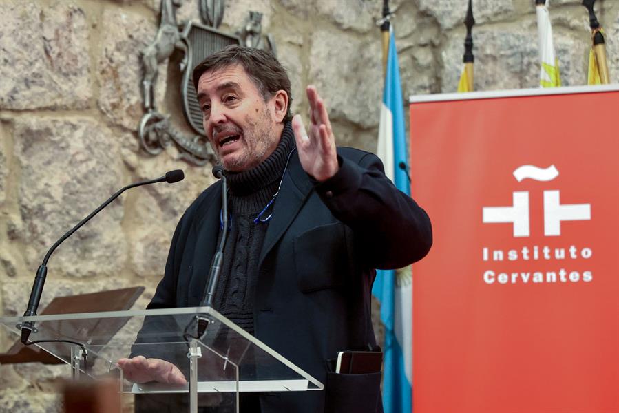 El Instituto Cervantes crea un premio internacional para poetas en español