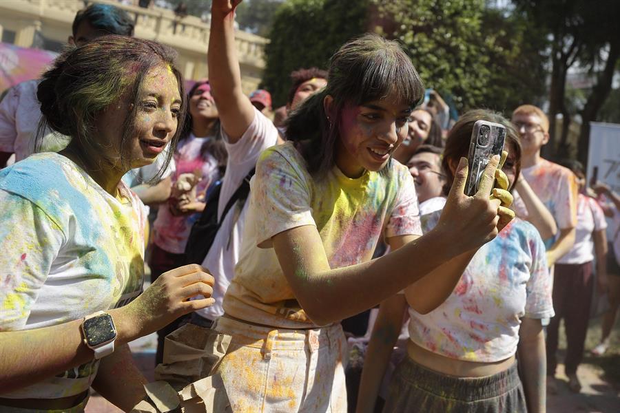 Jóvenes salvadoreños disfrutan de festival de Holi para recibir la primavera