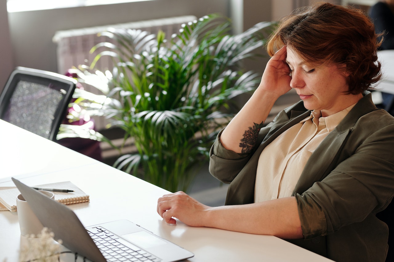 EE.UU. aprueba tratamiento para la migraña con spray de Pfizer