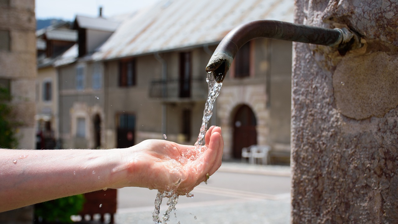 Francia anuncia plan de ahorro de agua, por sequías cada vez más frecuentes