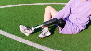 143-2 CIENCIA_niñaprótesiscaminar_Foto de Anna Shvets https __www.pexels.com_es-es_foto_sano-mujer-efecto-desenfocado-deporte-5068681_