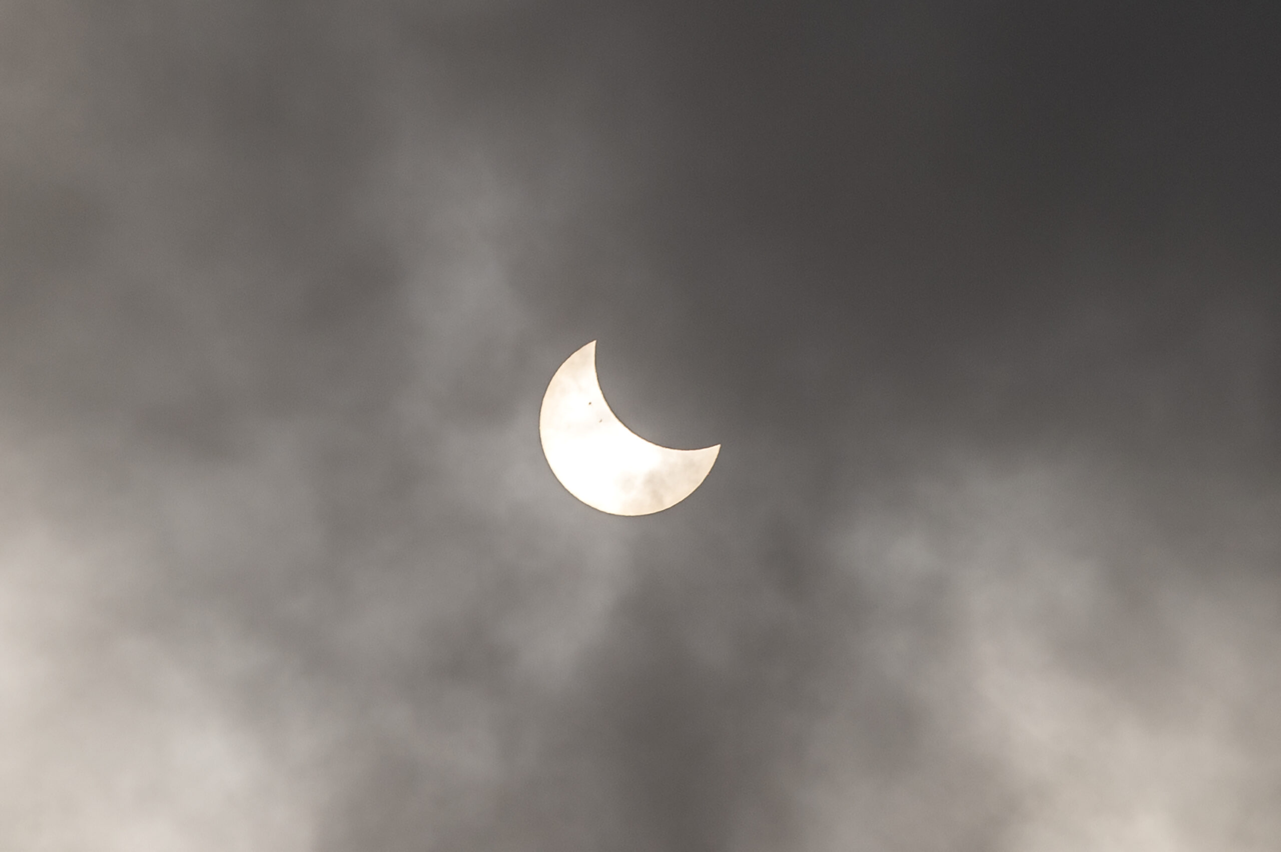 Eclipse solar total sobre el Pacífico deslumbra a observadores