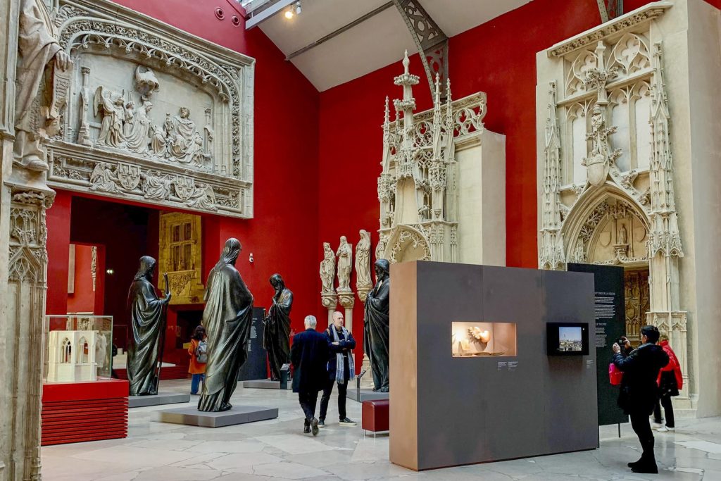 Una exposición en París muestra los ocho siglos de historia de Notre Dame