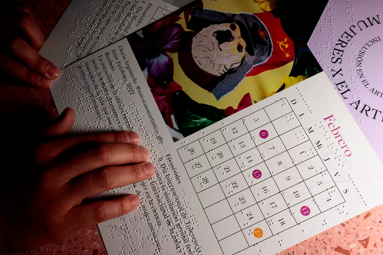 Dos jóvenes mexicanas crean calendario en sistema braille