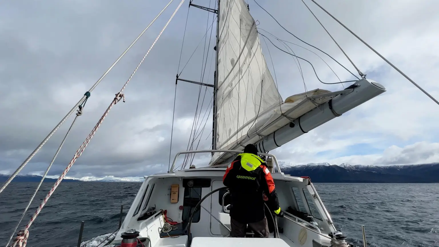 El barco “verde” que vigila las salmoneras del prístino mar austral chileno