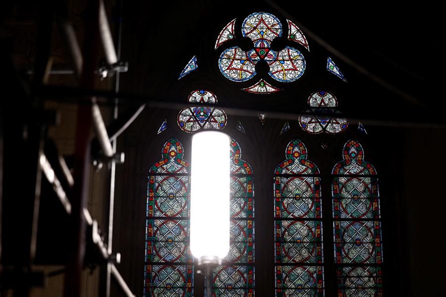 Notre-Dame instala la base de su emblemática aguja en el cuarto aniversario del incendio