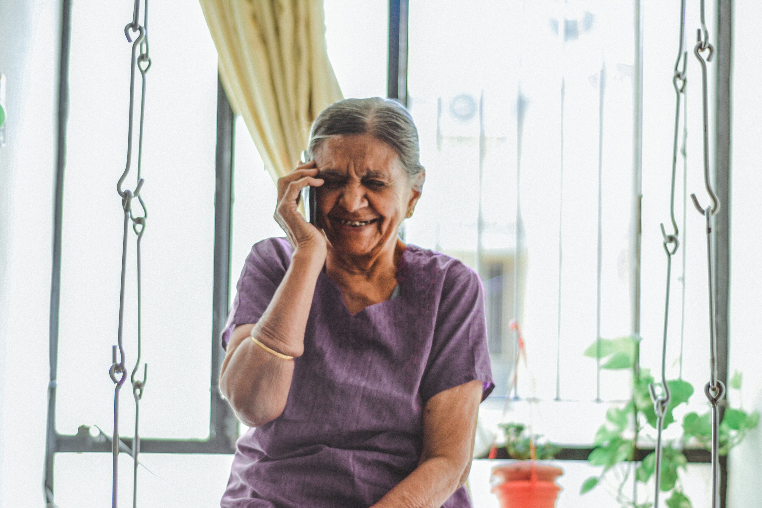 “Escucha Activa”: una línea telefónica contra la soledad en Buenos Aires 