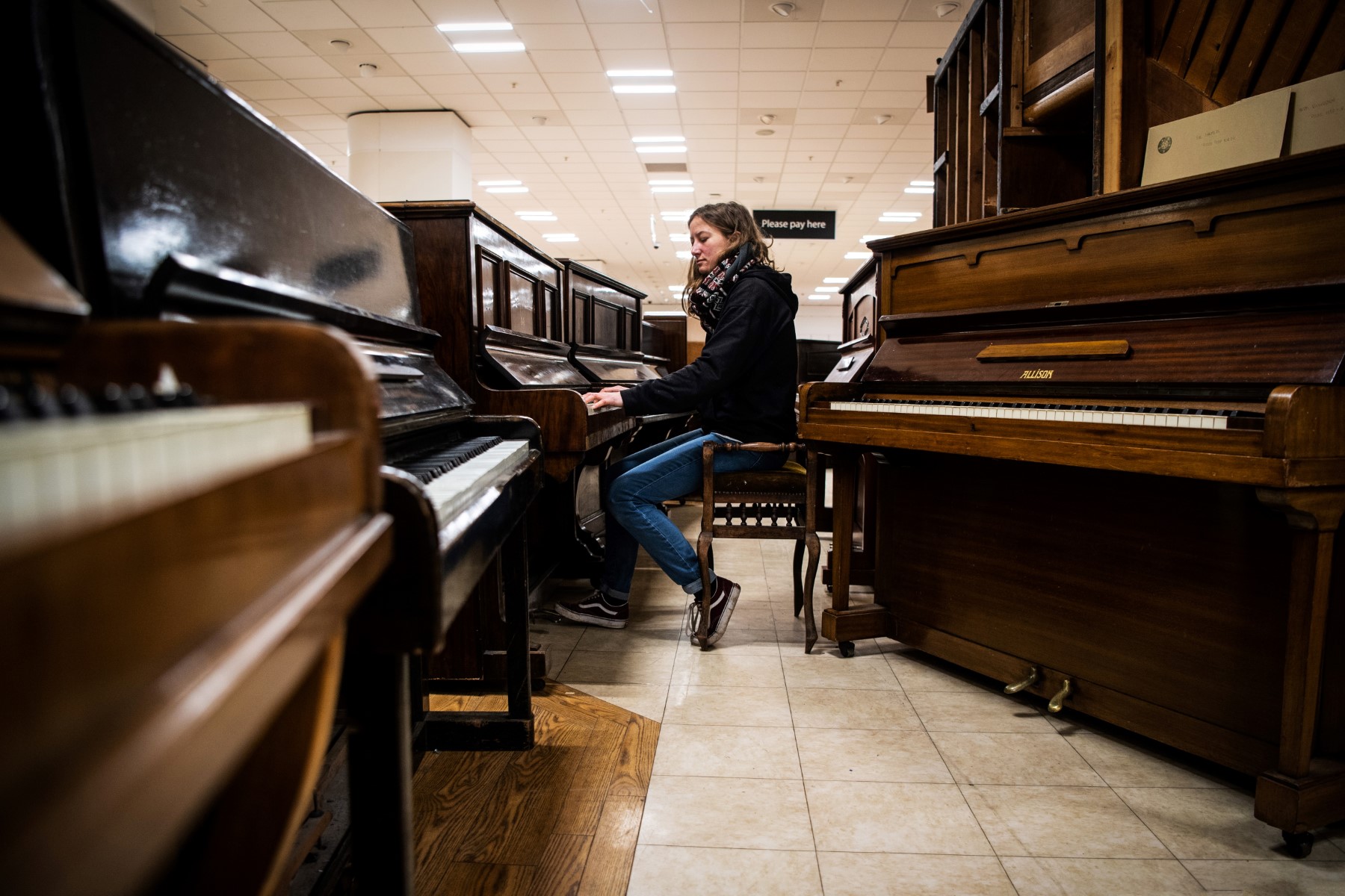 En Escocia, un músico rescata pianos de la basura y les encuentra un hogar