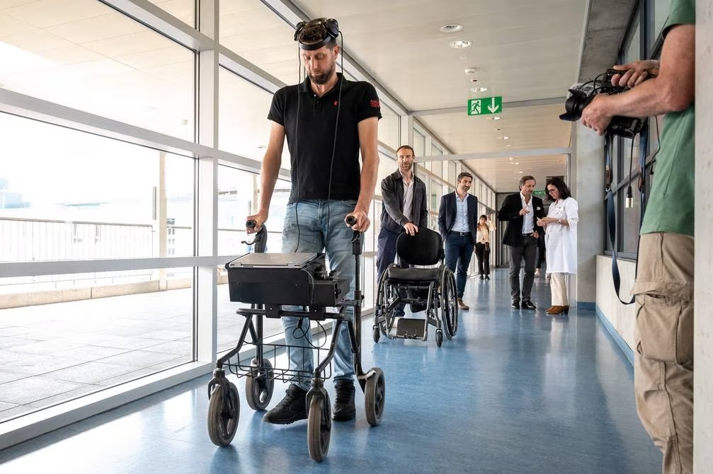 Una tecnología pionera regresa la movilidad a un paciente parapléjico