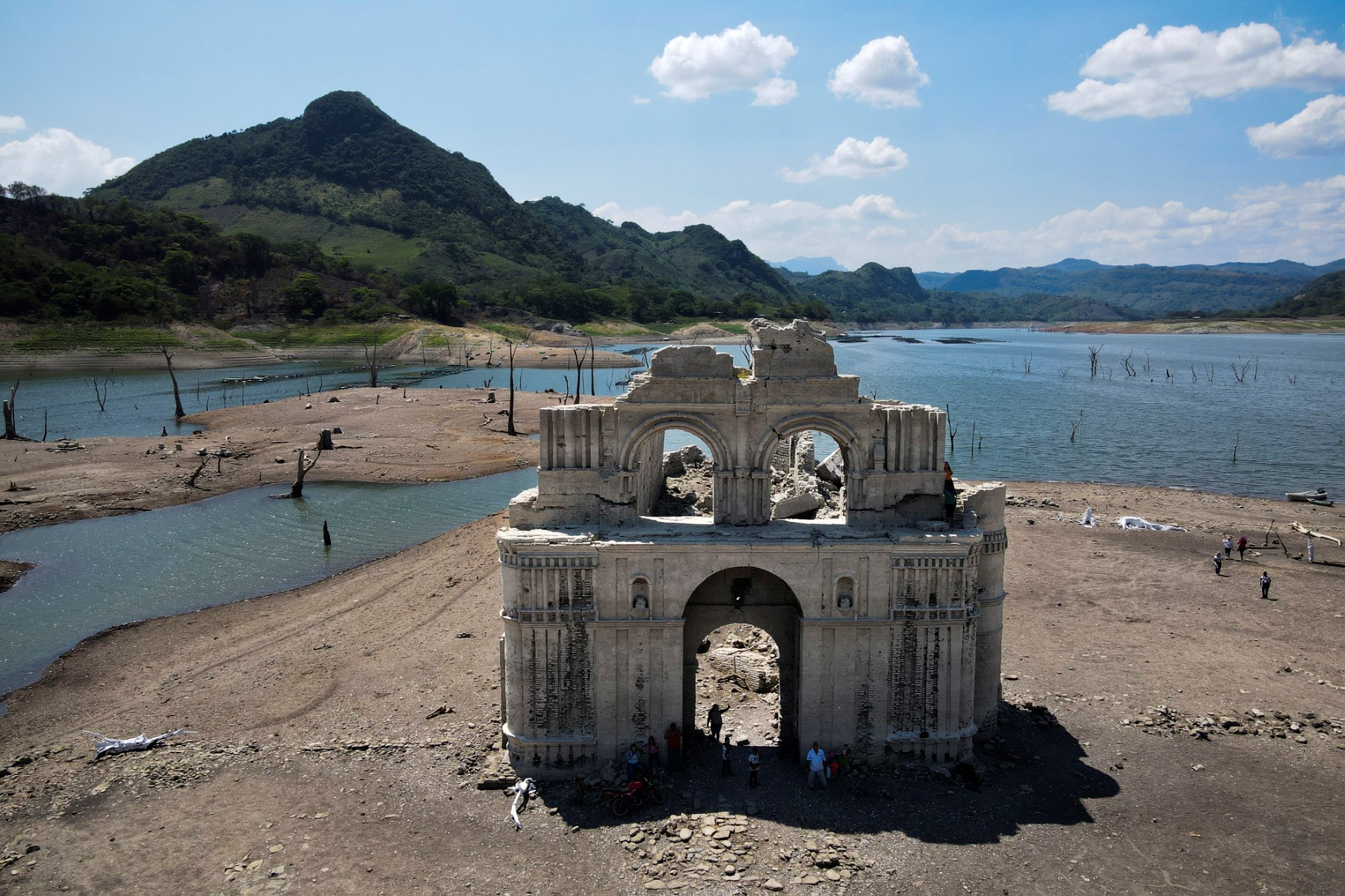 La sequía en México deja al descubierto una iglesia sumergida en un embalse