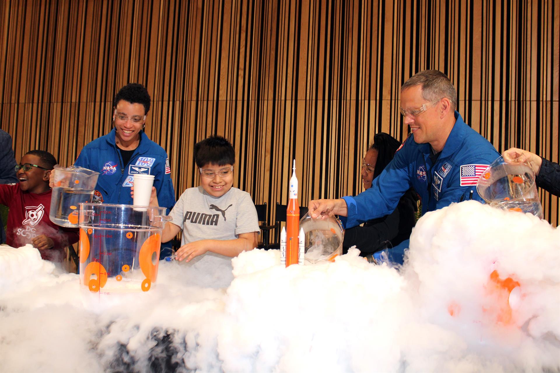 Del espacio a las aulas: Astronautas inspiran a niños sobre el espacio