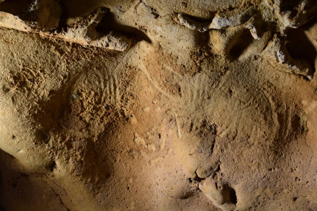 Encuentran grabados rupestres neandertales con más de 57.000 años de antigüedad