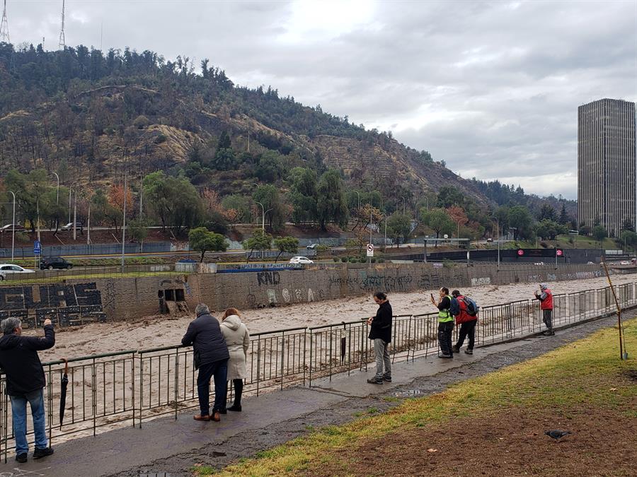 Intensas lluvias en centro de Chile provocan corte masivo de agua en la capital