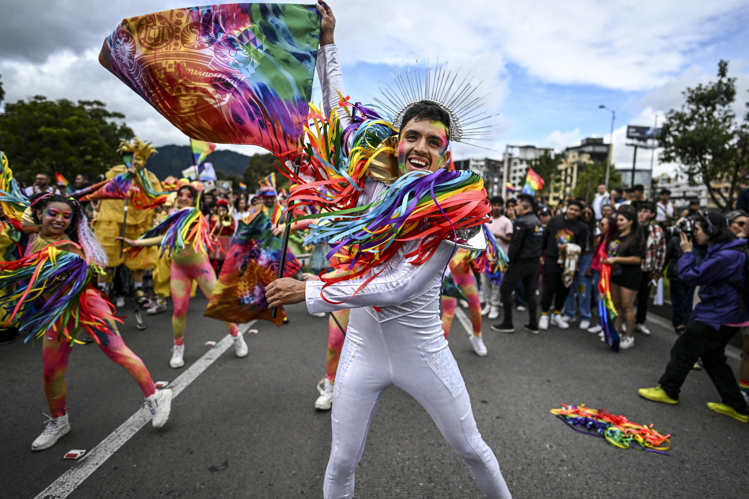 Más de 100.000 personas se sumaron a la festiva Marcha del Orgullo en Bogotá