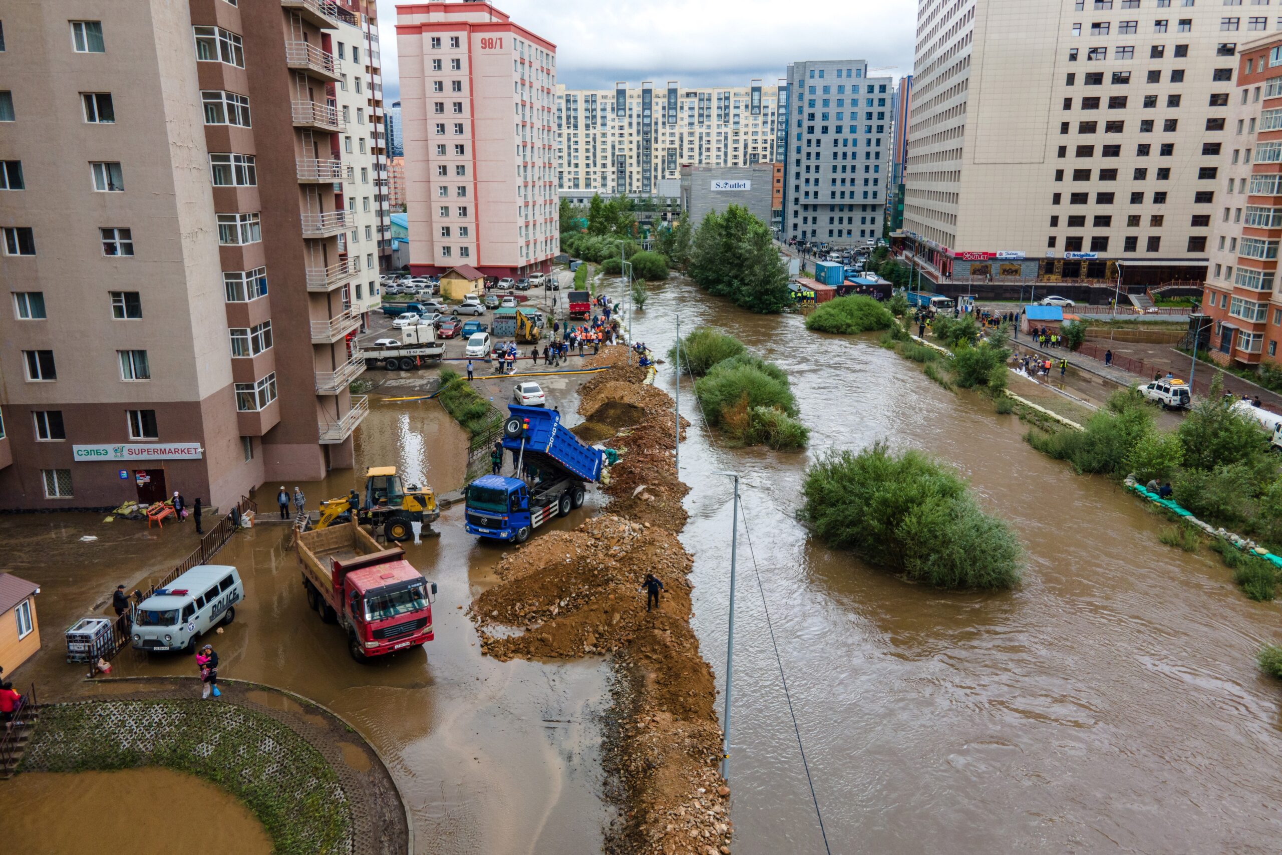 Cientos de personas huyen de sus hogares por inundaciones en Mongolia