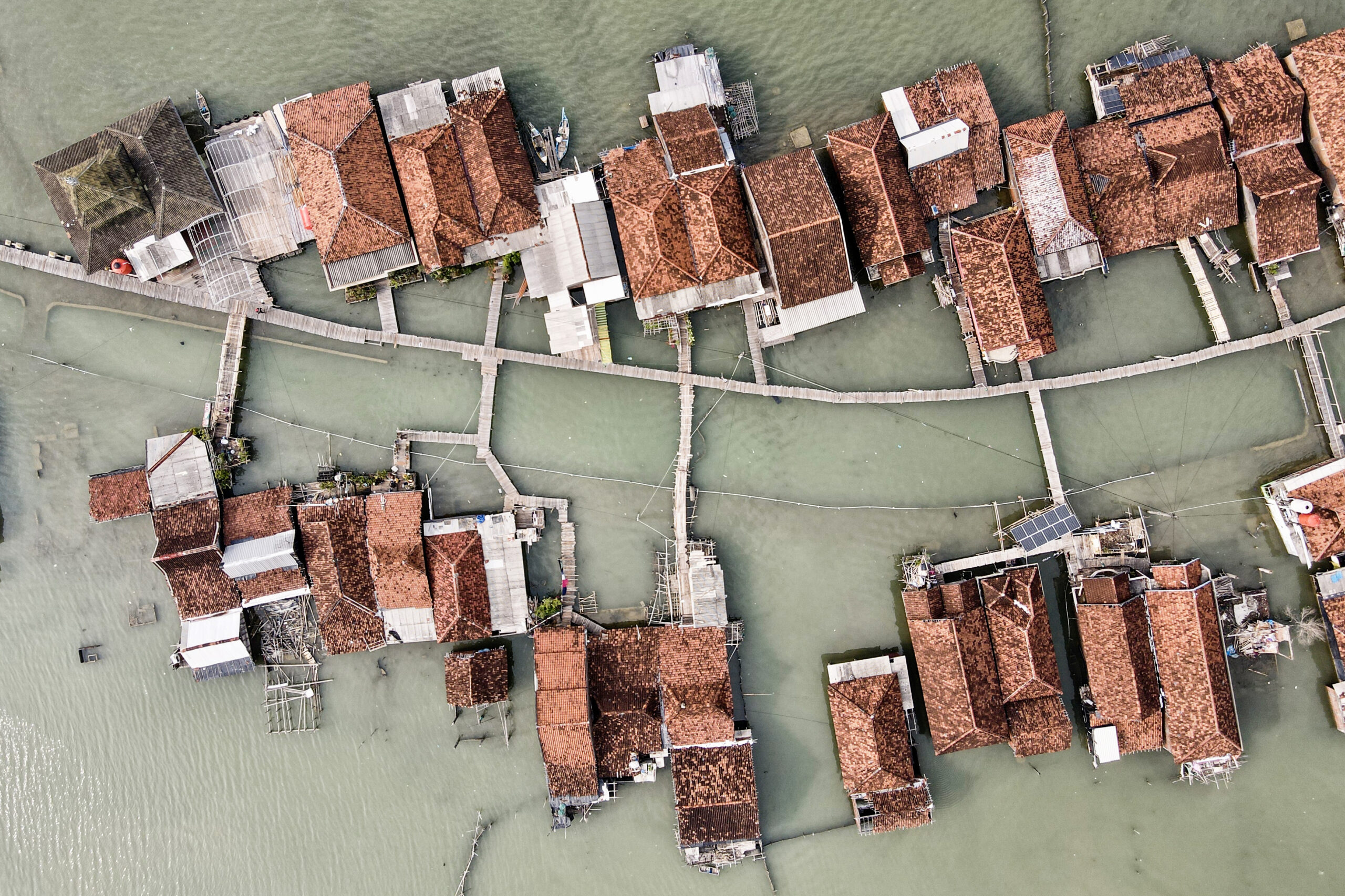 Un pueblo de Indonesia se hunde lentamente en el mar por la crecida de las aguas