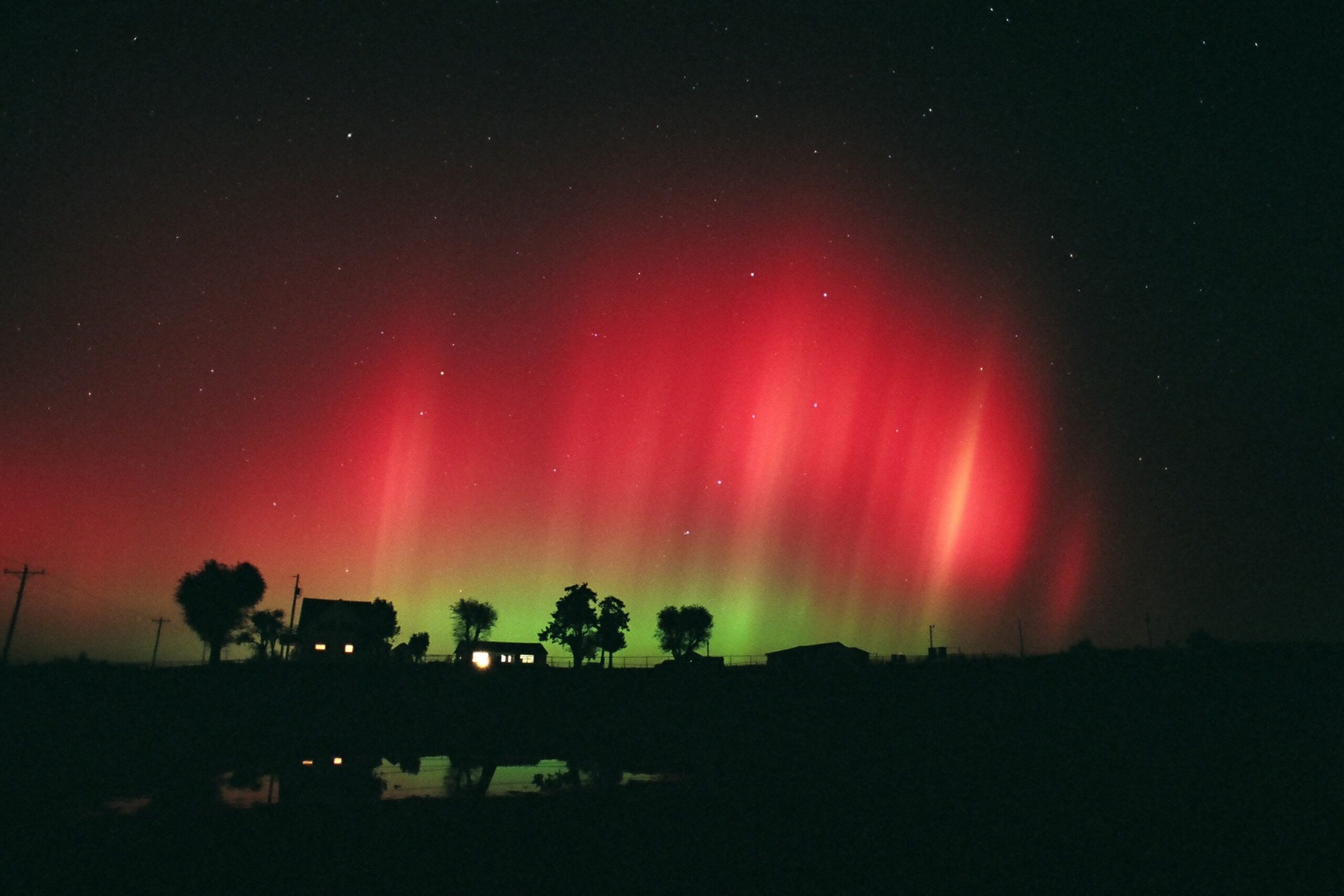 ¿Una aurora boreal roja? Conoce la fotografía que asombró a la NASA