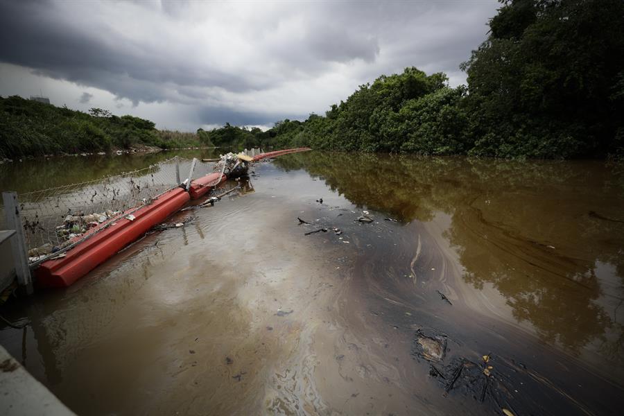 La rotura de una tubería inunda de combustible un río Panamá