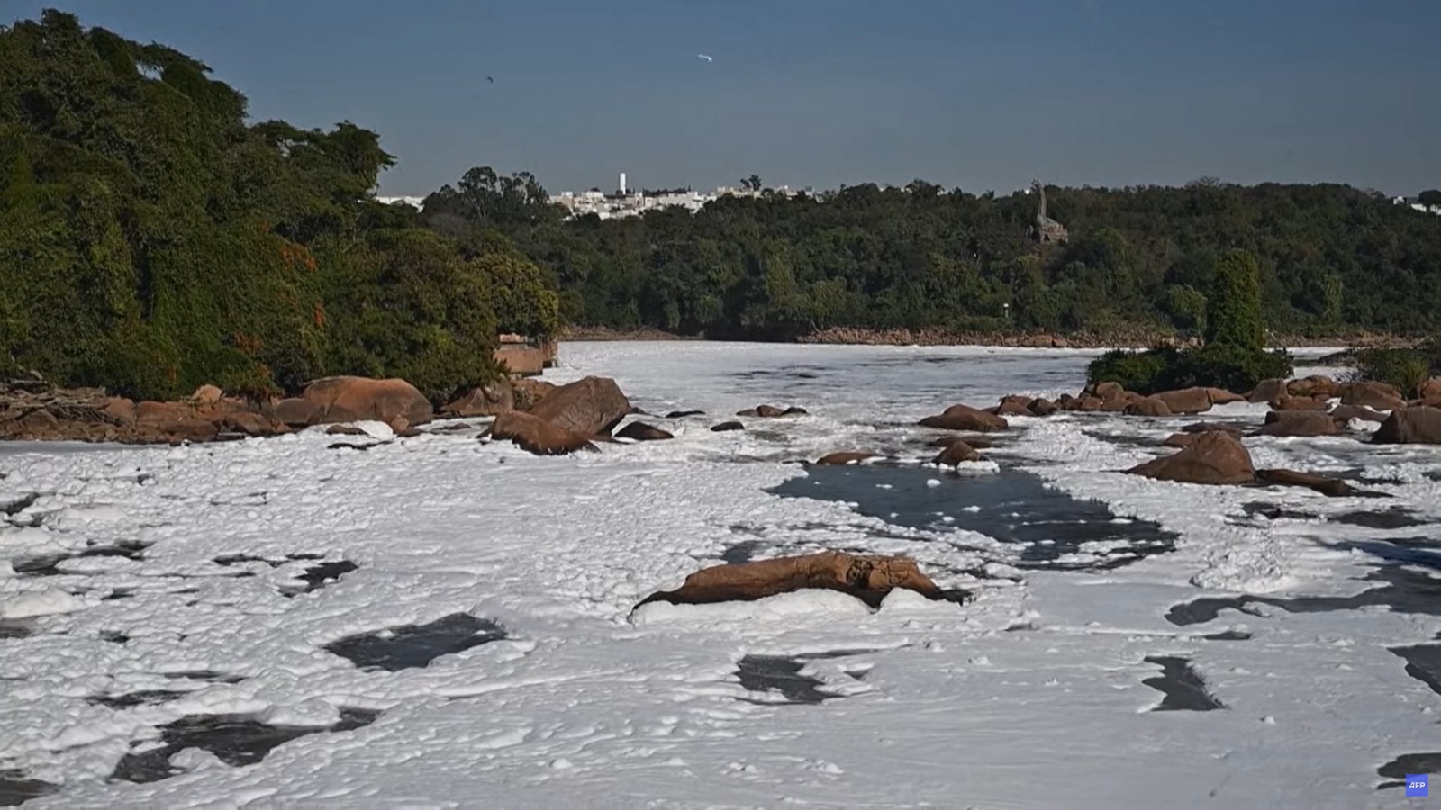 Como «lavarropas», espuma tóxica cubre río Tiete en sureste de Brasil