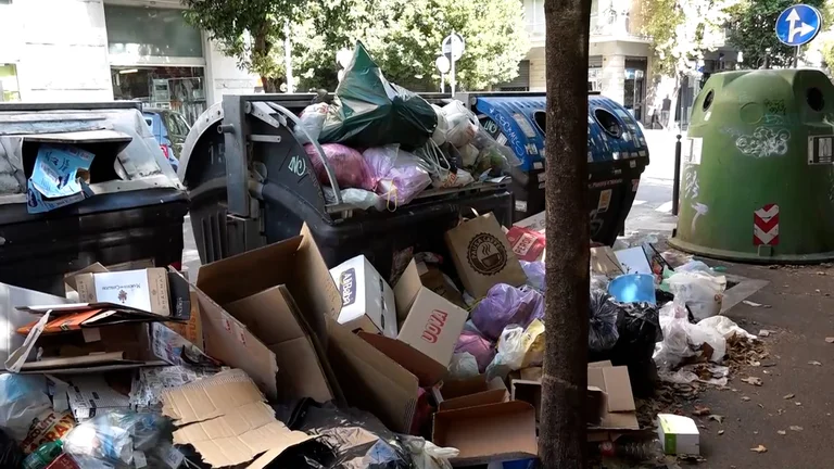 Roma vuelve a estar sumergida por toneladas de basura