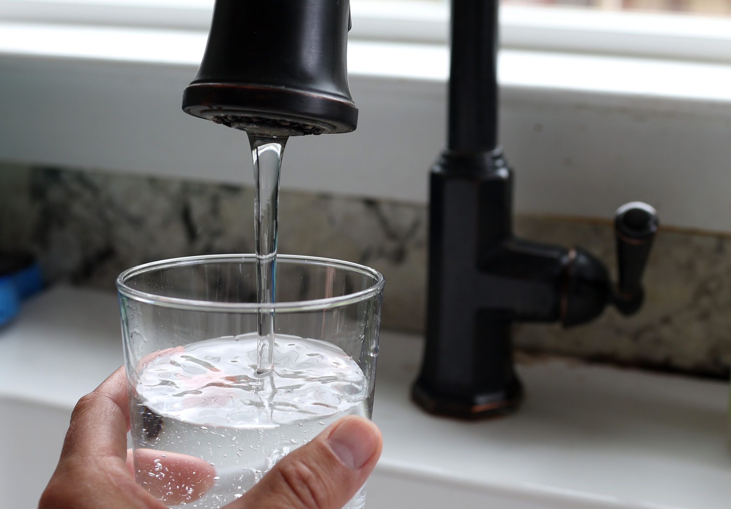 Casi mitad del agua del grifo de EEUU contiene sustancias nocivas para salud